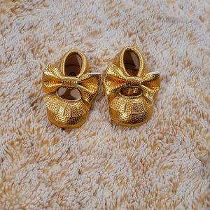 Gold baby moccasins ( 3-6 months)